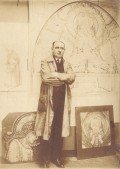 Molkenboer poseert voor ontwerptekeningen voor de Antonius Abtkerk