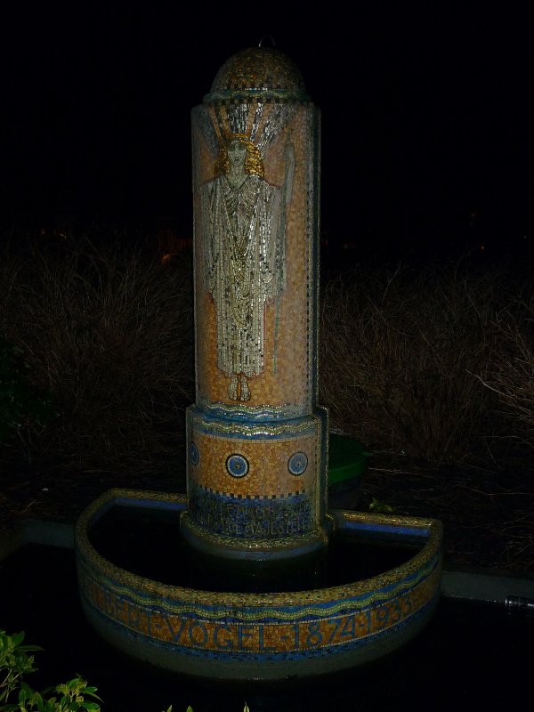 Monument in de nacht.